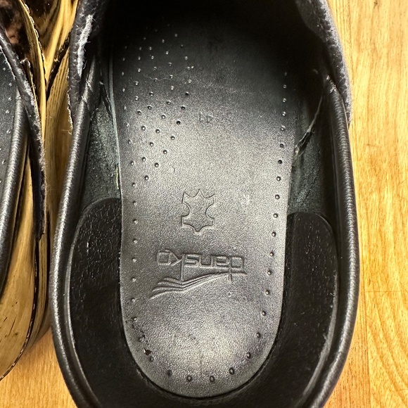 DANSKO, PATENT LEATHER, LEOPARD PRINT CLOGS, SIZE WOMEN'S 41E, 10.5 US - Picture 5 of 11